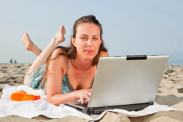Sahilde bilgisayarda çalışan kadın — Stok fotoğraf