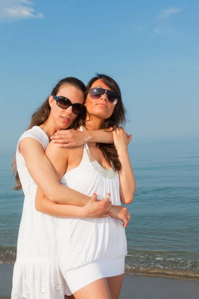 ビーチで二人の女性の友人を採用 — ストック写真