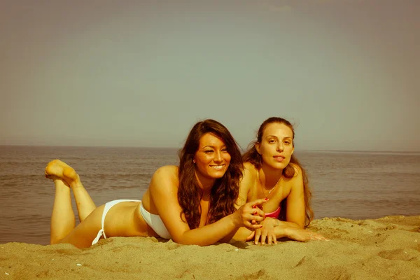 2 人の若い女性の日光浴 — ストック写真