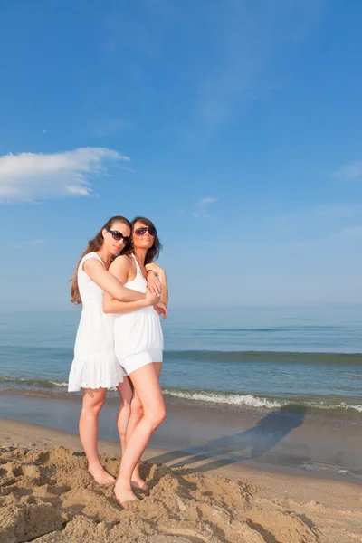 Két női meg átölelte a parton — Stock Fotó