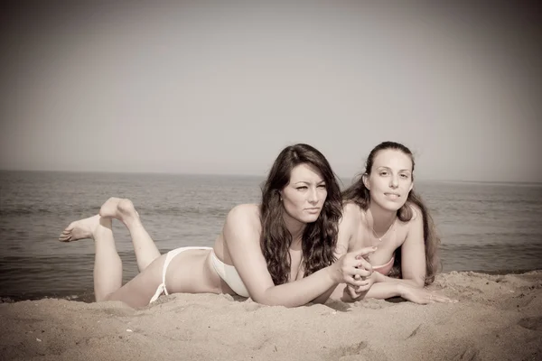 Två unga kvinnor sola — Stockfoto