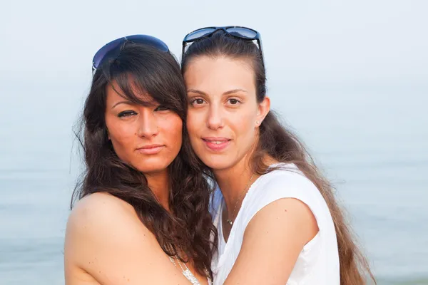 拥抱在海滩上的两个女性朋友 — 图库照片