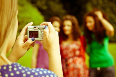 kız arkadaşlarına fotoğraf çekmek