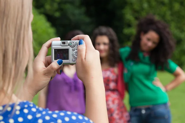 Menina tirando fotos para seus amigos — Fotografia de Stock