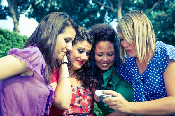 Adolescentes buscando fotos en la cámara —  Fotos de Stock