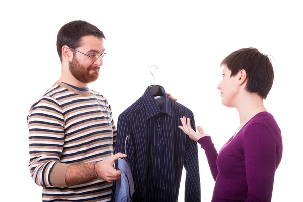 Пара вибирає сорочку для одягу — стокове фото