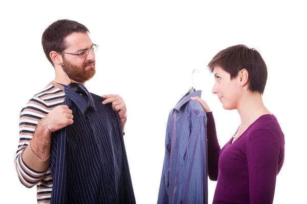 Paar wählt das zu kleidende Hemd — Stockfoto