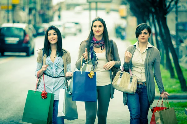 Tři krásné mladé ženy dělá nakupování — Stock fotografie