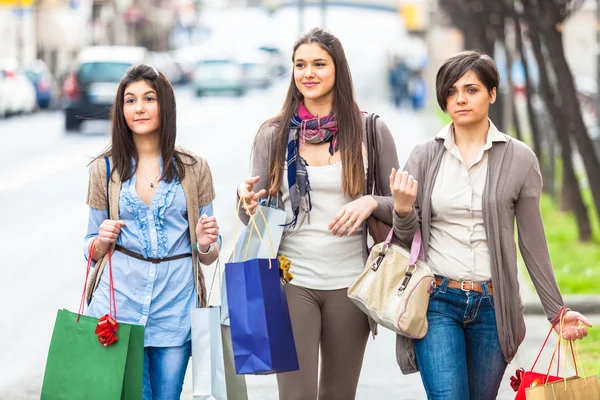 Três belas mulheres jovens fazendo compras — Fotografia de Stock