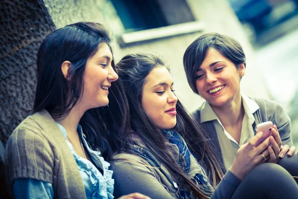 Grupo de Mulheres Enviando Mensagem com Celular — Fotografia de Stock