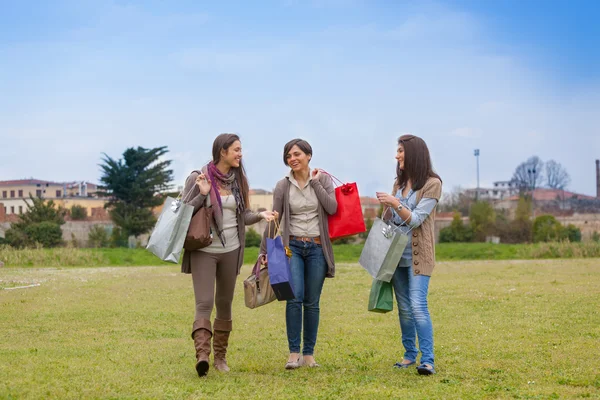 Mujeres jóvenes en el parque después de ir de compras — Foto de Stock