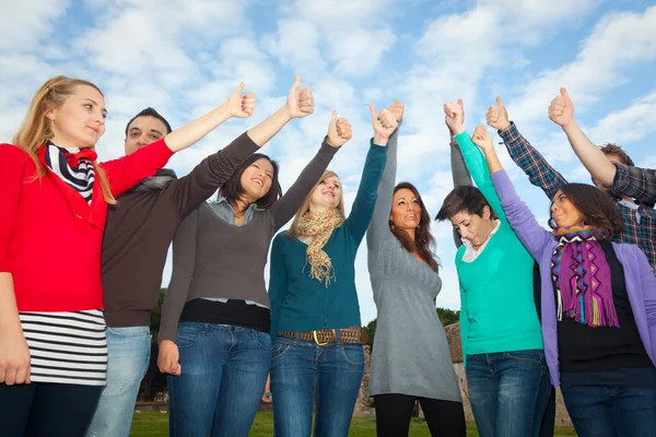 Estudantes universitários com polegares para cima — Fotografia de Stock