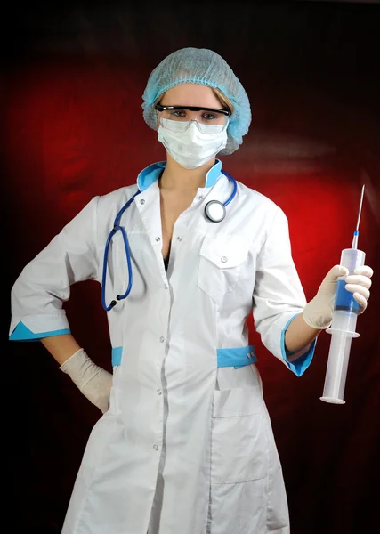 Sjuksköterska som håller en spruta. — Stockfoto