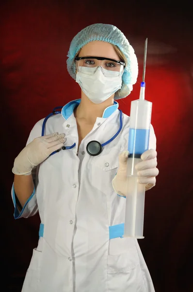 Verpleegster met spuit. — Stockfoto