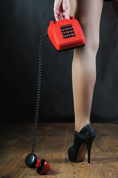 Teléfono y pierna de mujer . — Foto de Stock