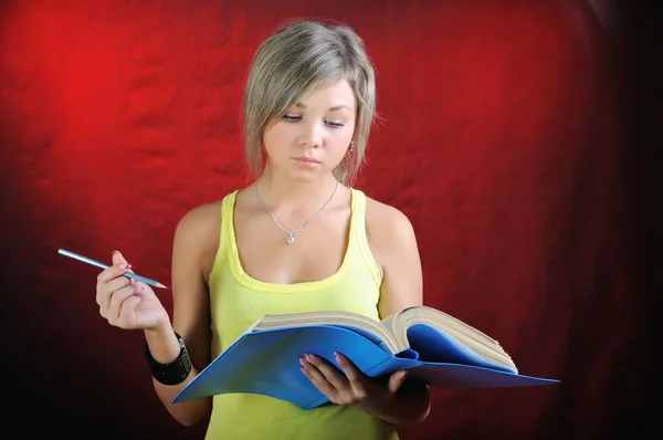 La chica lee documentos . — Foto de Stock
