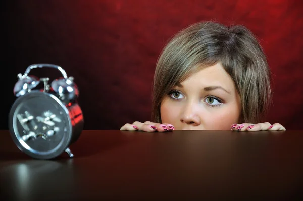 Ung kvinna med klocka. — Stockfoto