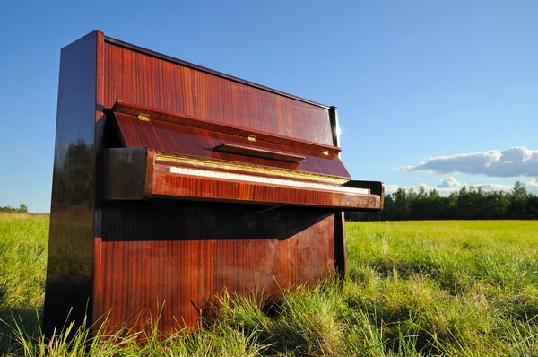 The piano outdoors. — Stock Photo, Image