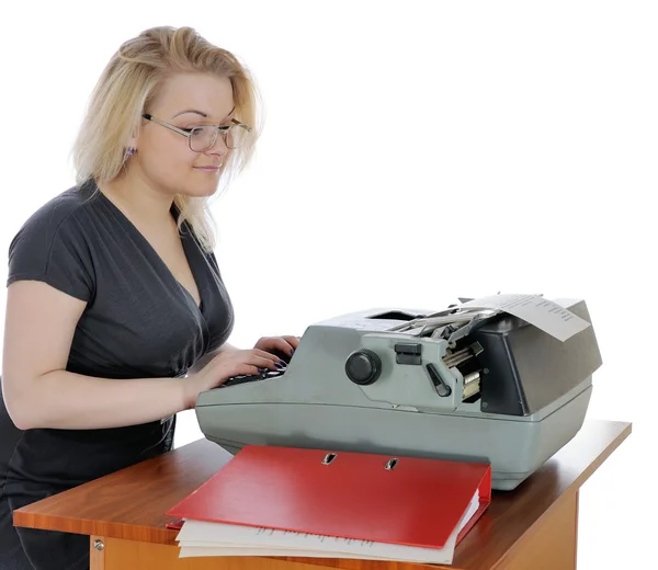 Kobieta z stare maszyny do pisania — Zdjęcie stockowe