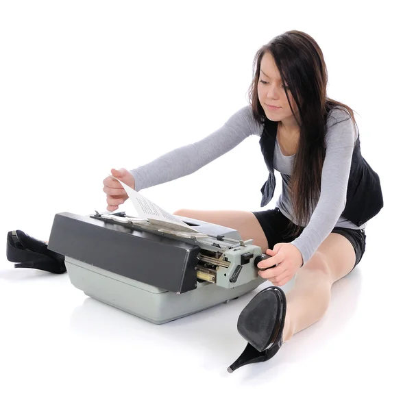 Chica con vieja máquina de escribir . — Foto de Stock