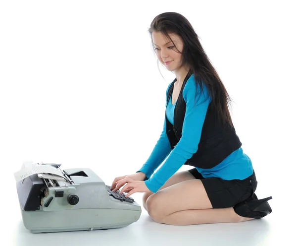 Flicka med gammal skrivmaskin — Stockfoto