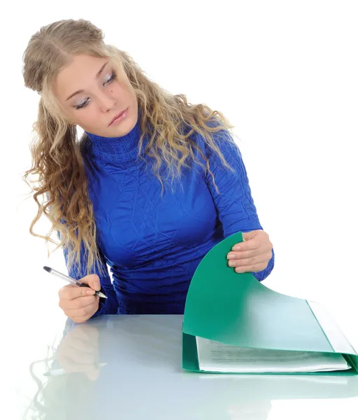 Młoda kobieta podpisuje dokumenty. — Zdjęcie stockowe
