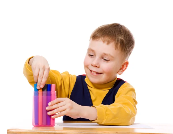 Мальчик рисует карандашами — стоковое фото