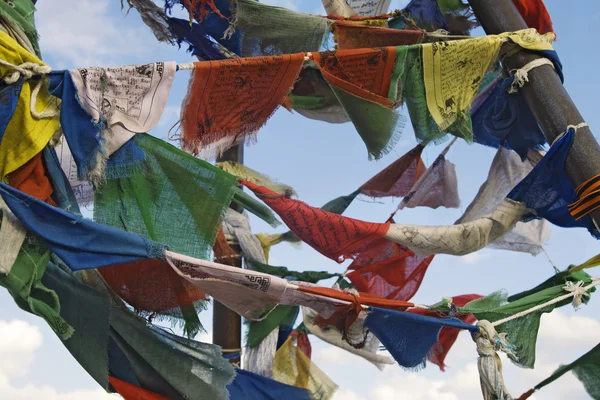 Buddhistiska böneflaggor — Stockfoto
