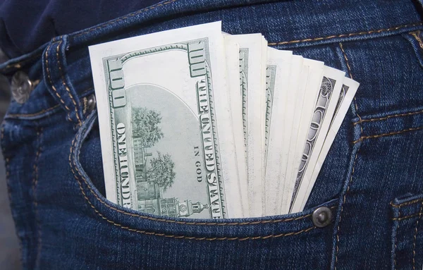 Деньги в кармане — стоковое фото