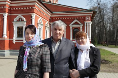 Aile yanında kilise poz