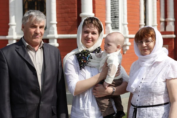 Щаслива сім'я за церквою — стокове фото