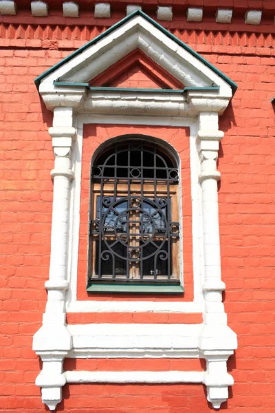 Кирпичное окно церкви — стоковое фото