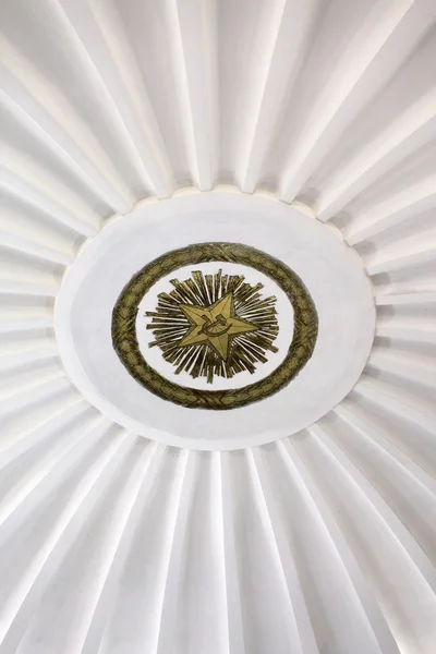 Emblema do Estado da URSS no teto branco — Fotografia de Stock