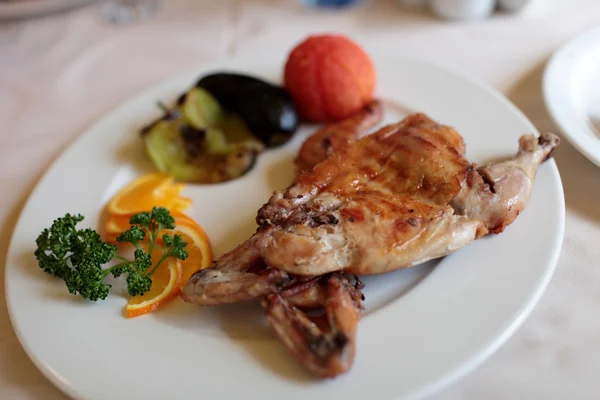 Chicken Tabaka auf weißem Teller — Stockfoto