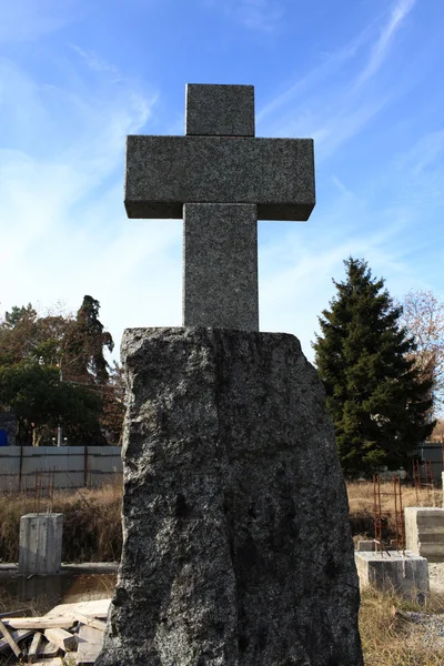 Крест рядом с собором Поти — стоковое фото