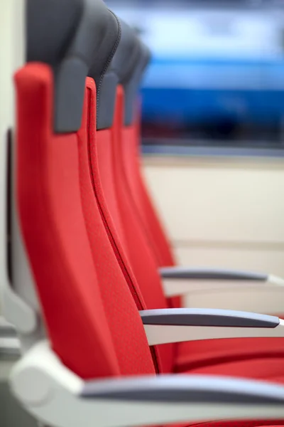 Красные кресла в поезде — стоковое фото