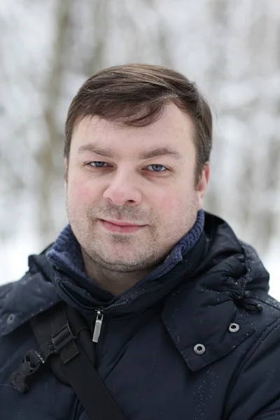 Portret van man in de winter — Stockfoto