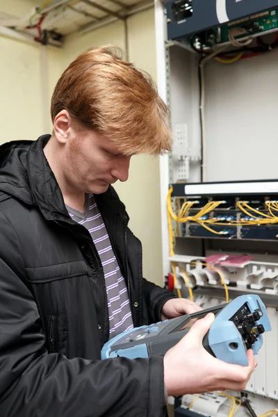 Engenheiro de telecomunicações olhando para reflectometer — Fotografia de Stock