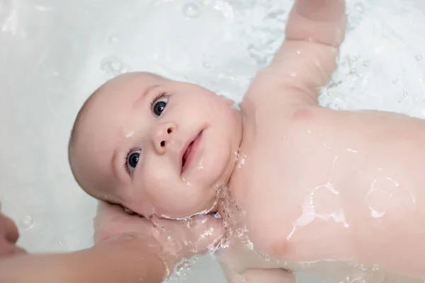 Babyjongen met bad — Stockfoto