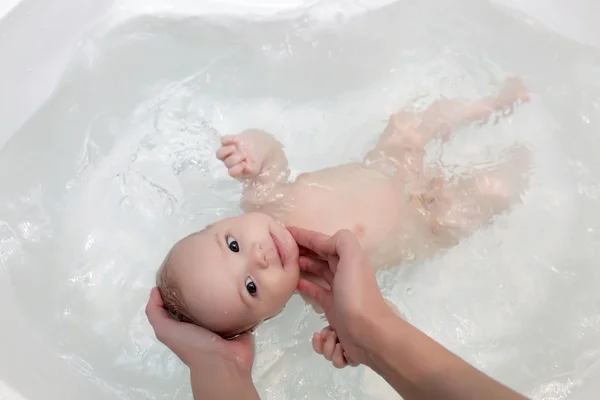 Baby přijetí koupele — Stock fotografie