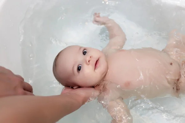 Bebé chico teniendo baño —  Fotos de Stock