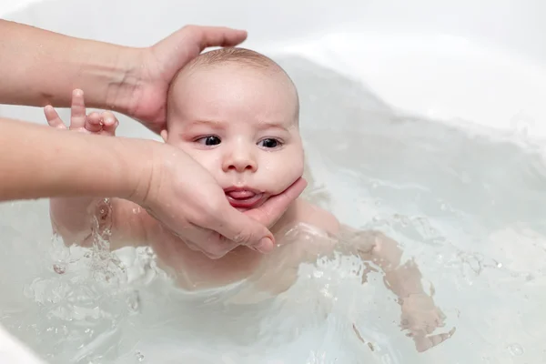 Baby schwimmt in Badewanne — Stockfoto