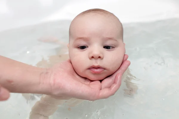 Grappige nemen babybad — Stockfoto