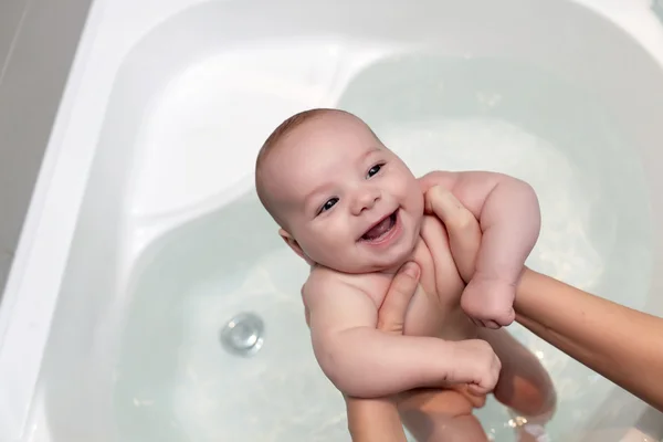 Glückliches Babybad — Stockfoto