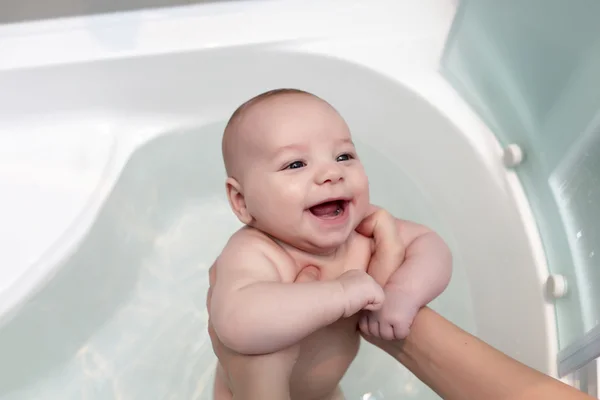 Счастливый ребенок принимает ванну — стоковое фото
