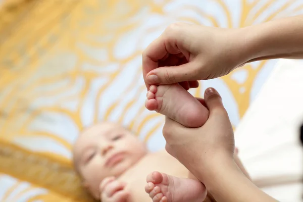 Baby voetmassage — Stockfoto