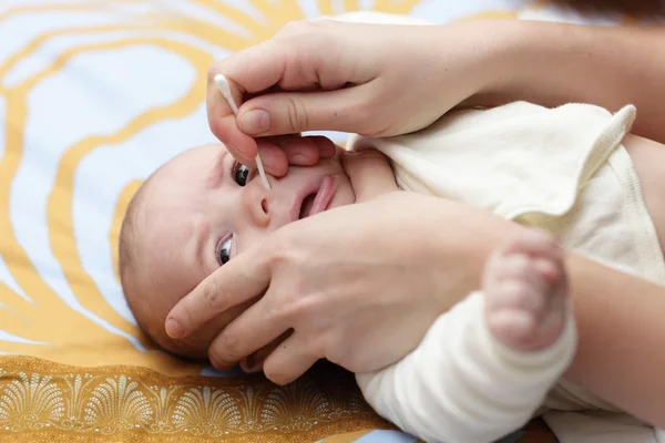 Limpeza do nariz do bebê — Fotografia de Stock