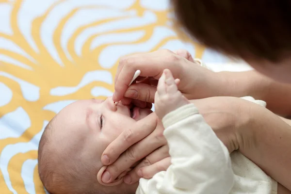 赤ちゃんの鼻孔をクリーニング — ストック写真