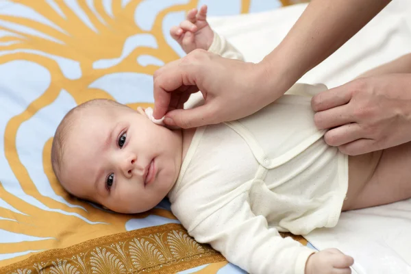赤ちゃんの顔の洗浄 — ストック写真