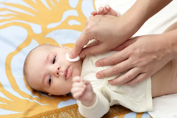赤ちゃんの皮膚の洗浄 — ストック写真